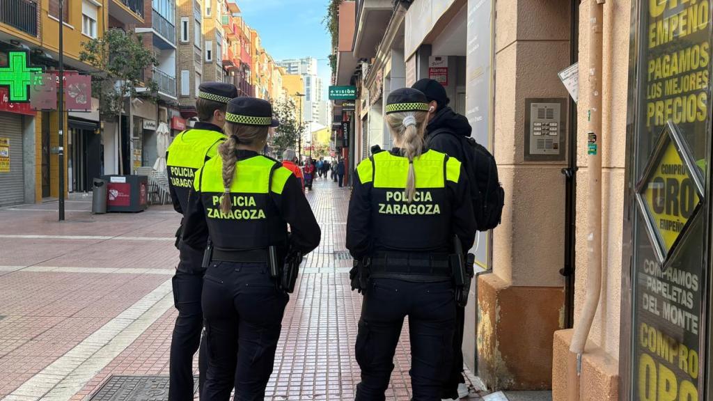 Loreto durante su trabajando patrullando la calle Delicias de Zaragoza