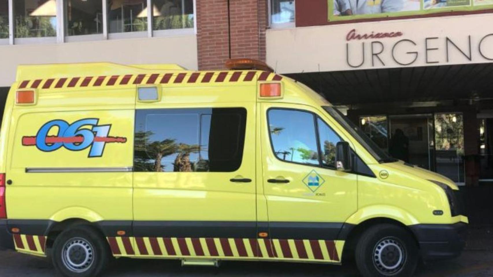 Una ambulancia del 061 en la puerta de urgencias de La Arrixaca en una  imagen del Sindicato Médico CESM Región de Murcia.