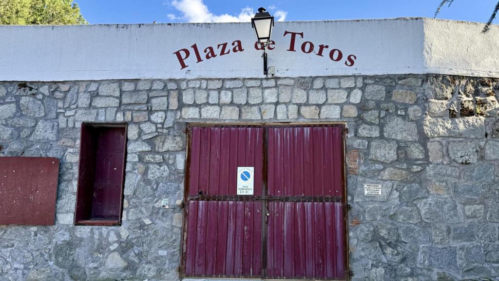 La plaza de toros de El Tiemblo, en Ávila, este miércoles.