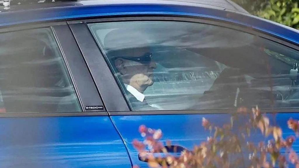 El magistrado Juan Carlos Peinado, mientras se dirigía a Moncloa para tomar declaración a Pedro Sánchez en el marco del 'caso Begoña Gómez'.