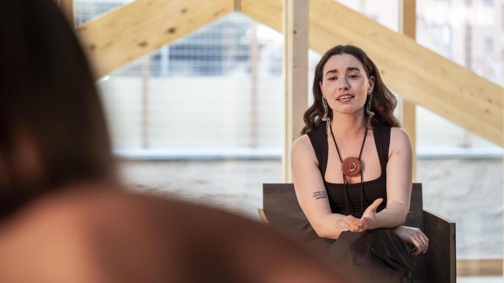 Sara Faro portando al cuello un peitoque, instrumento gallego  de percusión artesanal, durante su actuación en el espacio Infinito Delicias, Madrid.