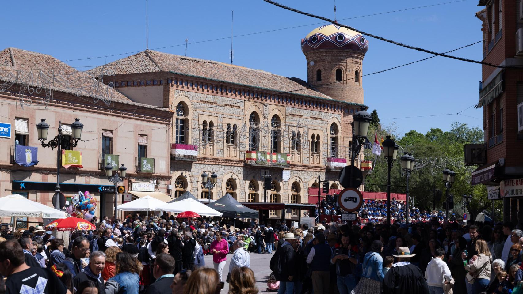 Plaza del Ayuntamiento de Mora durante el desfile de la Fiesta del Olivo 2025.
