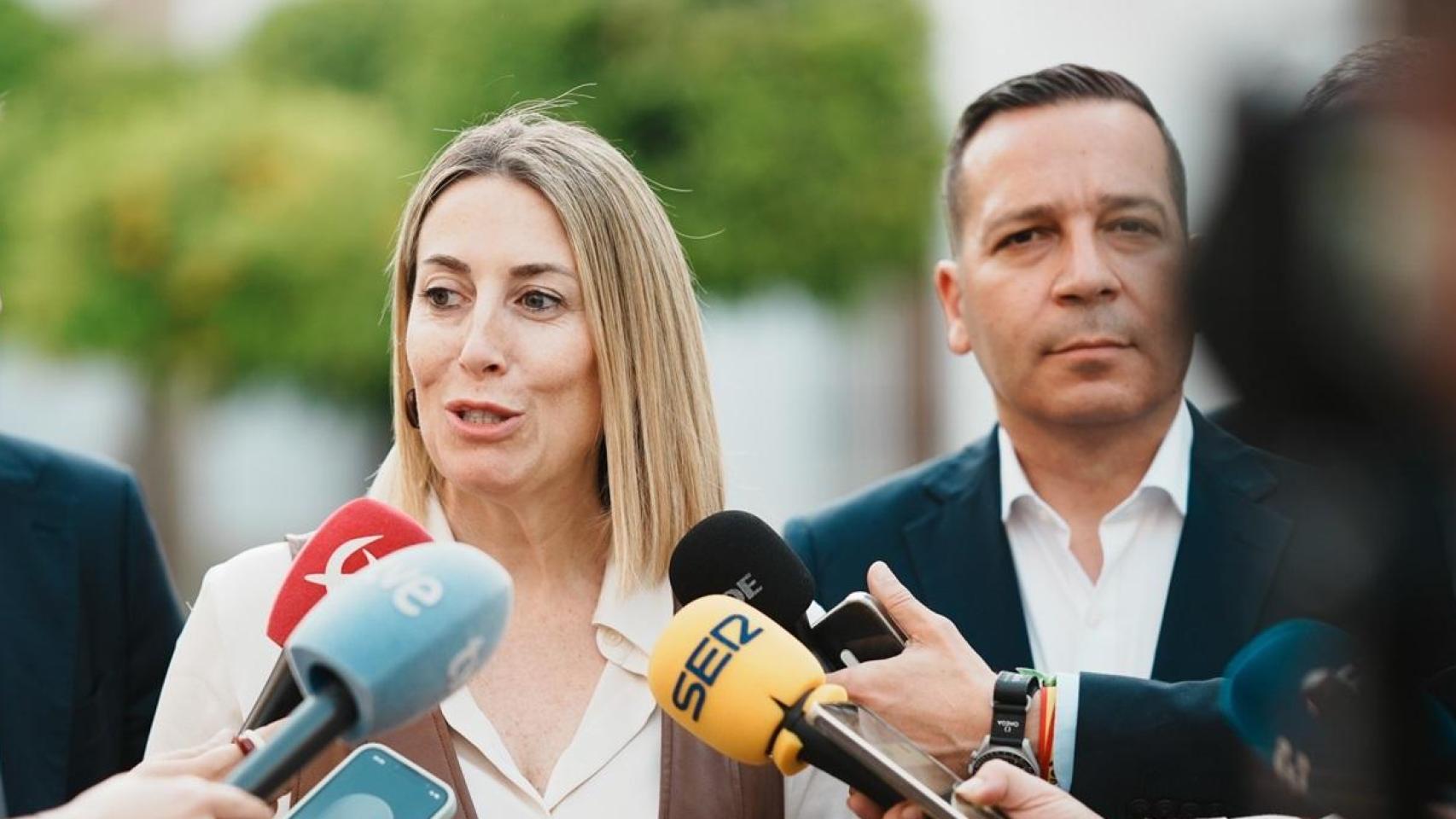 María Guardiola (PP) y ÓScar Fernández Calle (Vox), anuncian el pacto para un gobierno de coalición en el Patio de los Naranjos de Mérida, este jueves.