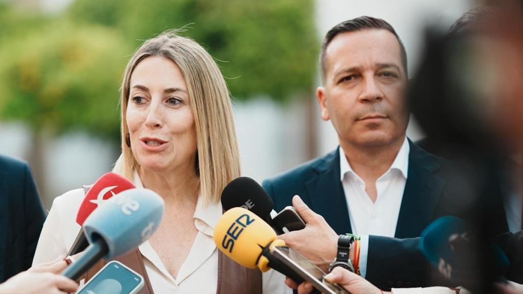 María Guardiola (PP) y ÓScar Fernández Calle (Vox), anuncian el pacto para un gobierno de coalición en el Patio de los Naranjos de Mérida, este jueves.