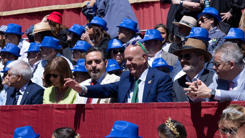 El alcalde de Toledo, Emilio Bravo, durante el desfile de carrozas de la Feria del Olivo 2025.