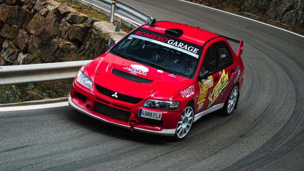 Salvador Tineo con su Mitsubishi Evo 9