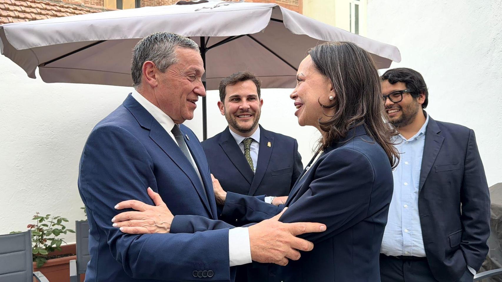 Javier Faúndez se saluda con María Corina Machado.