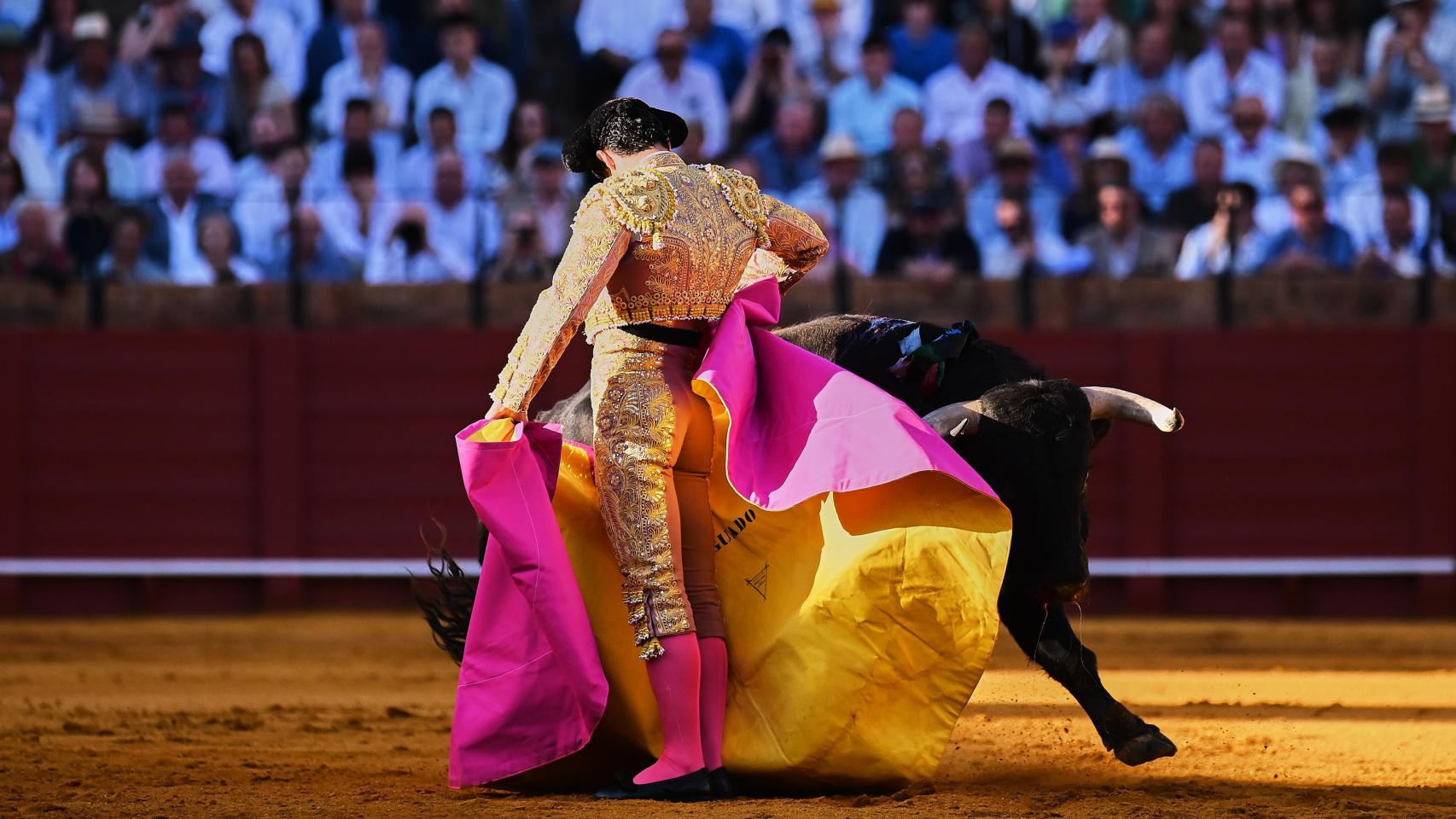 Pablo Aguado da una chicuelina en Sevilla.