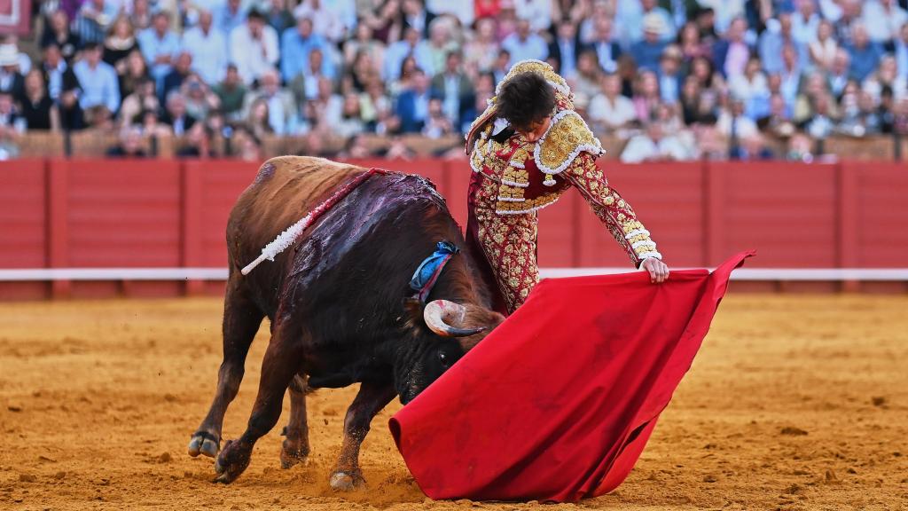 Andrés Roca Rey pega un natural en Sevilla.