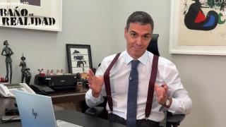 Pedro Sánchez, en tirantes, envía un mensaje de felicitación a 'El intermedio' por sus 20 años.