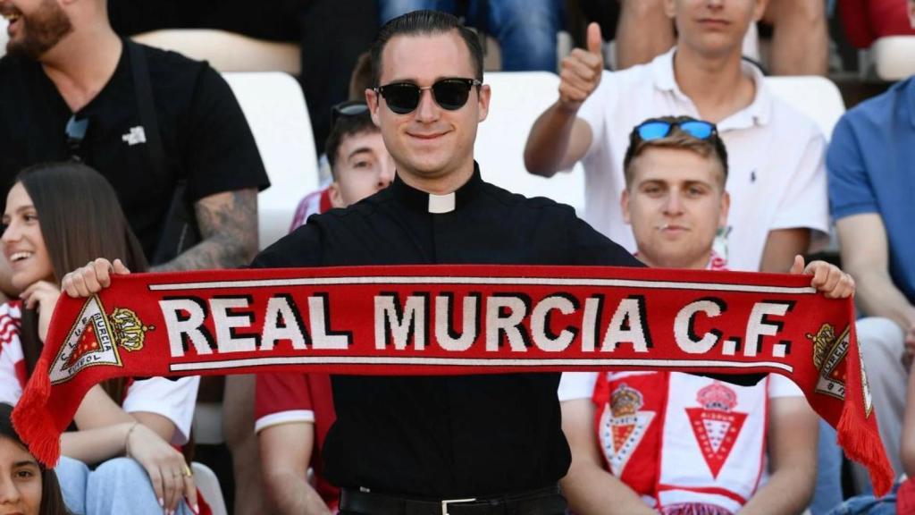 El sacerdote, capellán del Real Murcia, en uno de los encuentros del equipo.