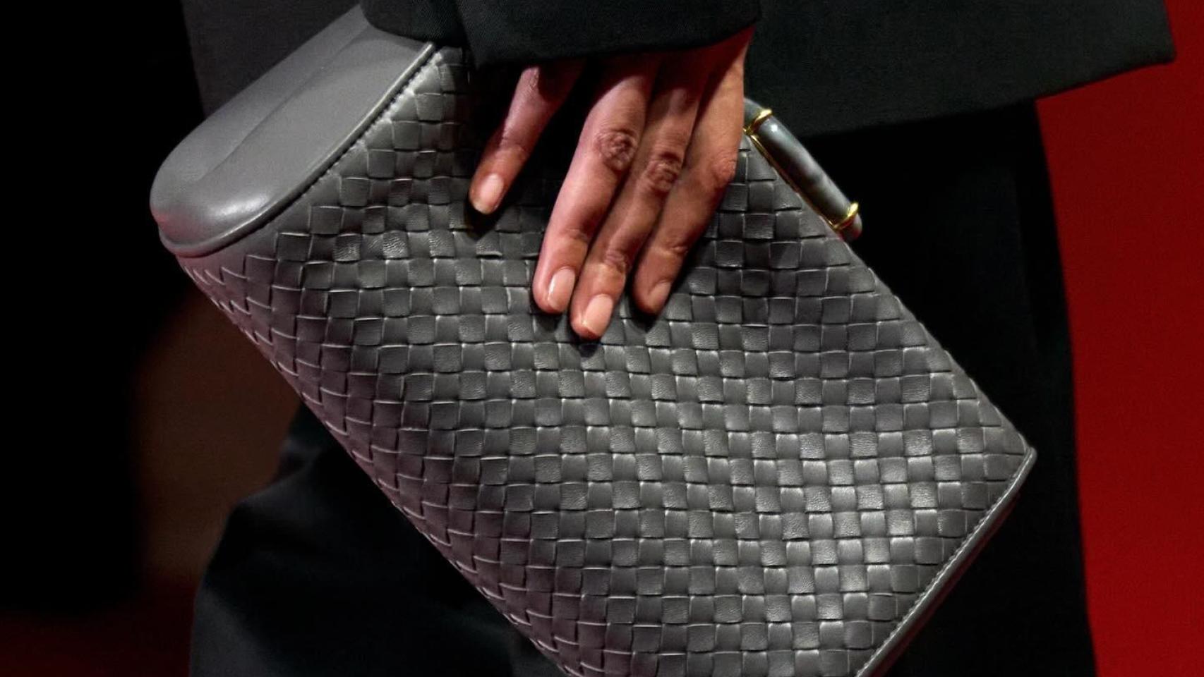 En la imagen, un 'clutch' de Bottega Veneta con su clásico Intrecciato, símbolo de tradición y artesanía.