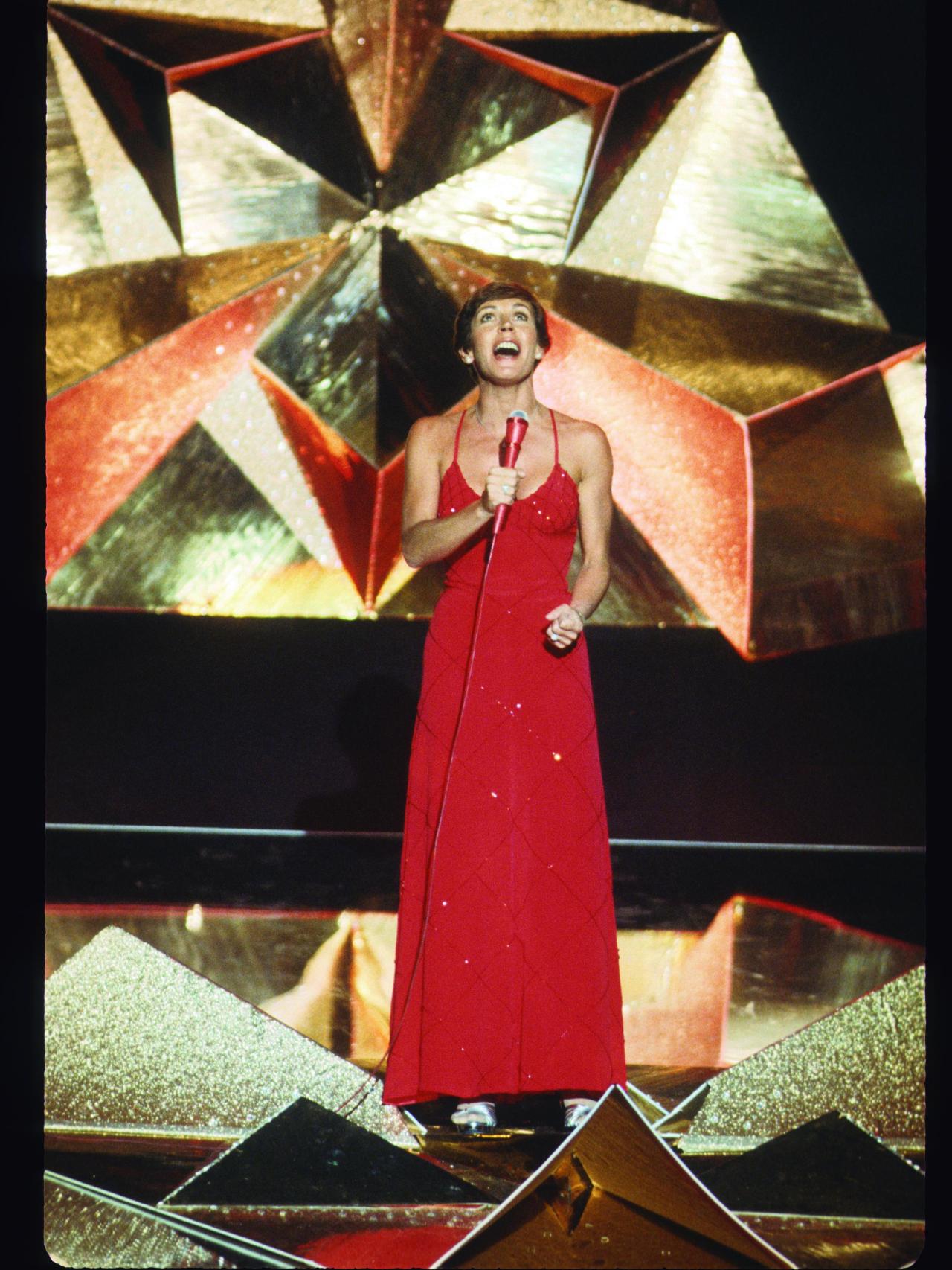 Helen Reddy, cantante  y activista feminista icónica,  en una actuación durante los American Music Awards (1979)