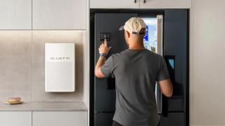 La batería FridgePower alimentando un frigorífico.