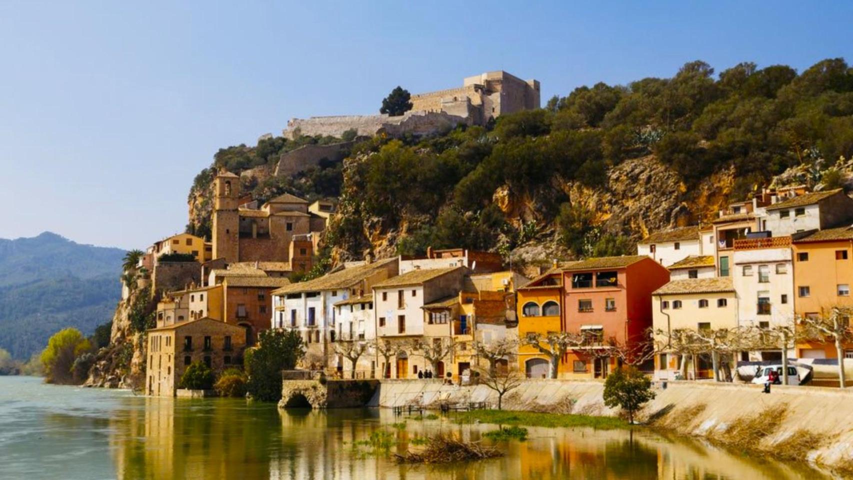 Parece la Toscana, pero es España: la joya histórica con una fortaleza del siglo XII a orillas del Ebro