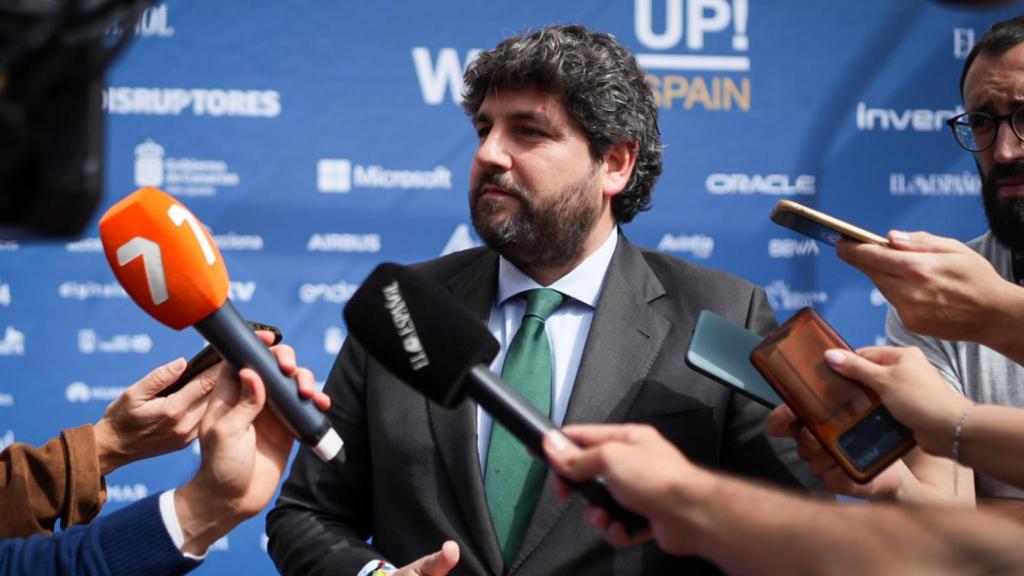López Miras, atendiendo a los medios de comunicación en Madrid, a su llegada al foro Wake Up, Spain!