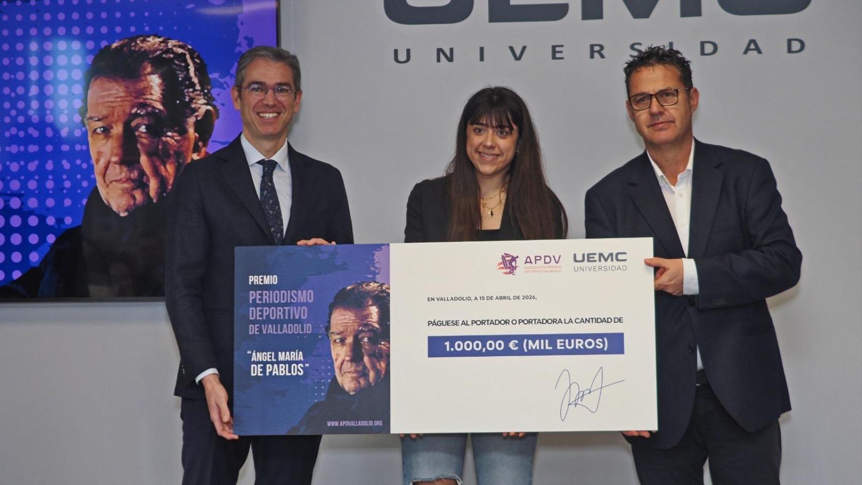 Jesús Zarzuela (UEMC) y Guillermo 'Lolo' Velasco (APDV) junto con la ganadora de la beca Lidia Risco.