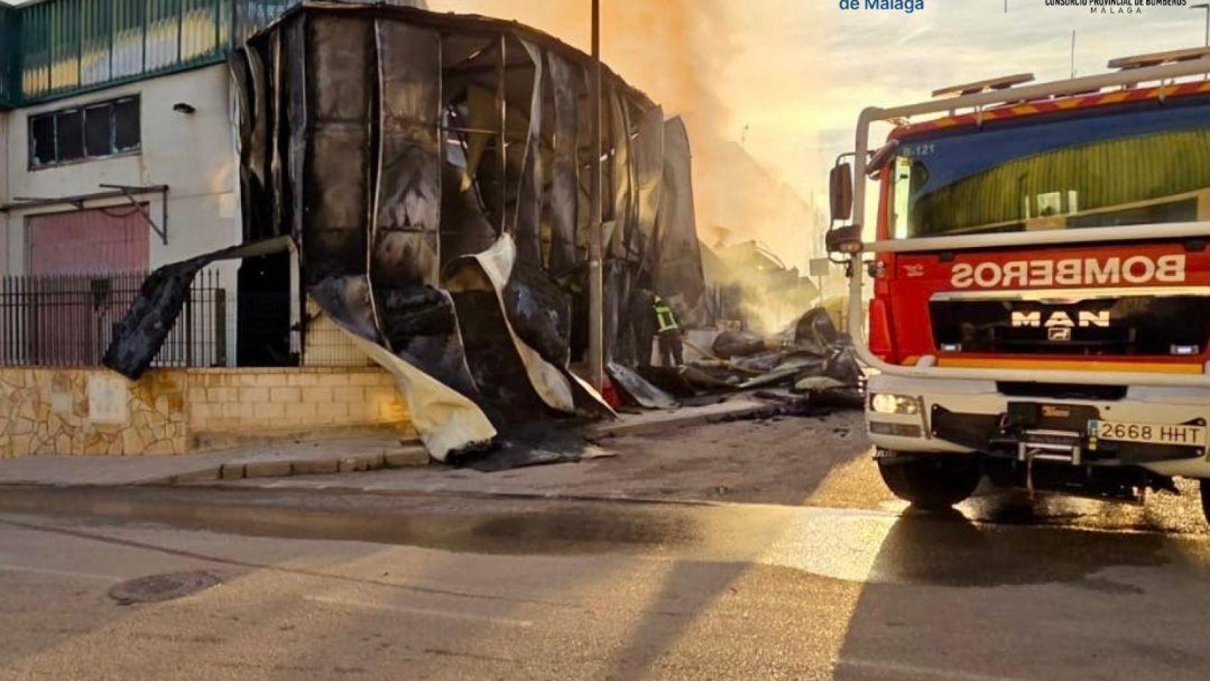 Incendio naves en Vélez-Málaga.