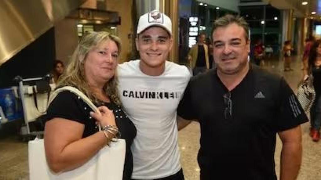 Julián Álvarez junto a sus padres.