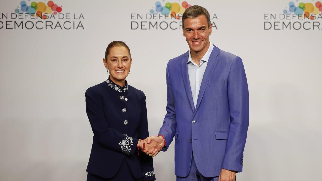 El presidente del Gobierno, Pedro Sánchez, saluda a la presidenta de México, Claudia Sheinbaum, a su llegada a la IV Cumbre en Defensa de la Democracia celebrada este sábado en Fira de Barcelona.