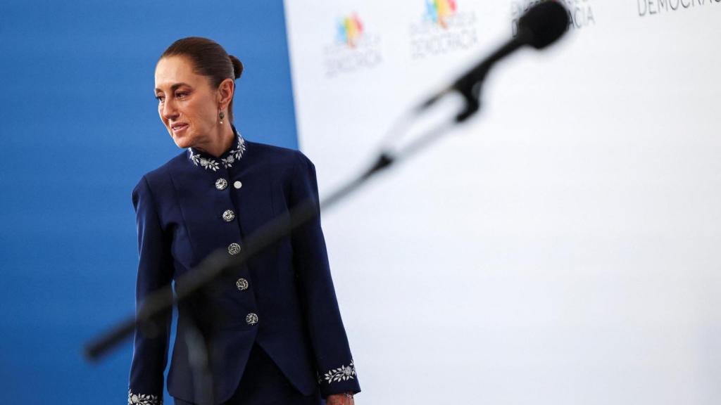 La presidenta de México, Claudia Sheinbaum, a su llegada a la cumbre 'En defensa de la democracia' en Barcelona.
