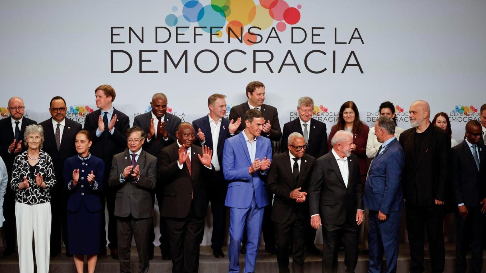 Pedro Sánchez posa, este sábado, junto al resto de líderes que asisten a la IV Cumbre en Defensa de la Democracia en la Fira de Barcelona.
