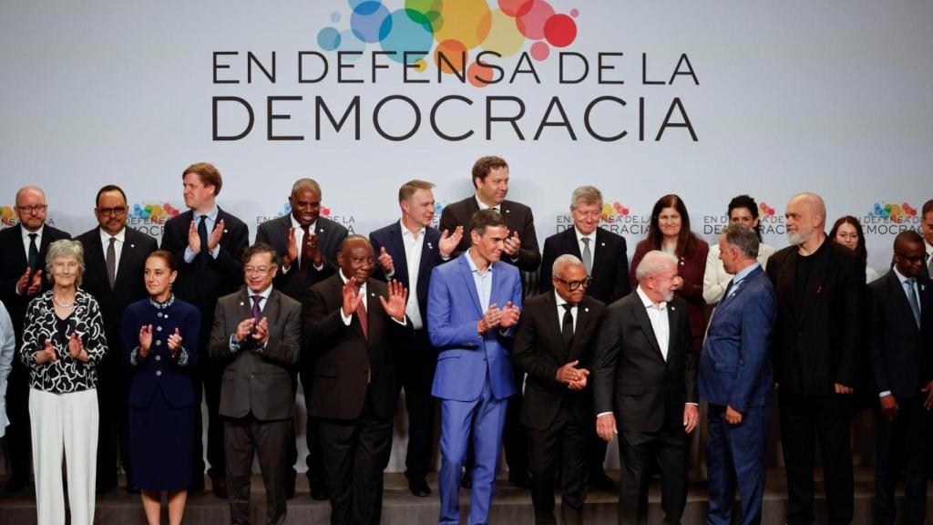 Pedro Sánchez posa, este sábado, junto al resto de líderes que asisten a la IV Cumbre en Defensa de la Democracia en la Fira de Barcelona.