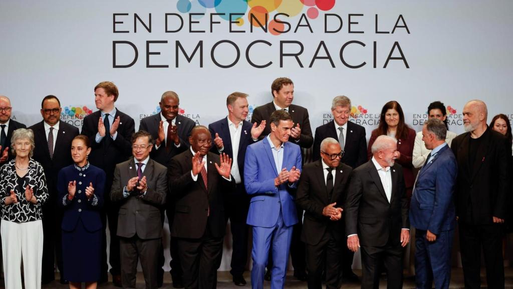 Pedro Sánchez (c), posa para la foto de familia con el resto de asistentes a la IV Cumbre en Defensa de la Democracia celebrada este sábado en Fira de Barcelona