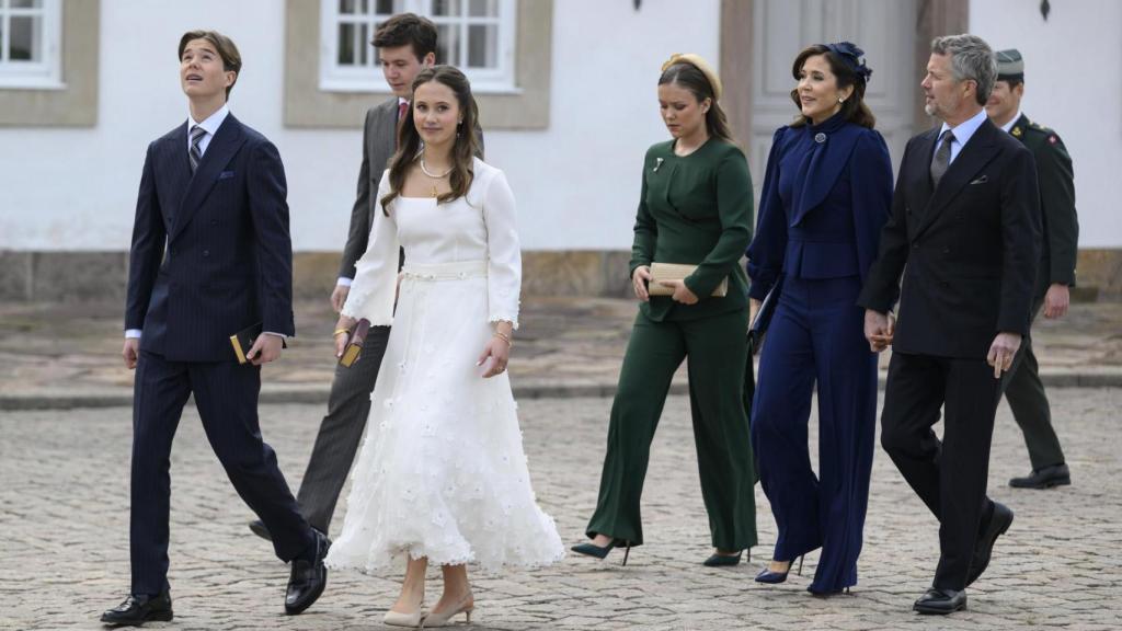 Los reyes de Dinamarca, Mary y Federico, con sus cuatro hijos: el príncipe heredero Christian, la princesa Isabella, y los mellizos, el príncipe Vincent y la princesa Josephine.