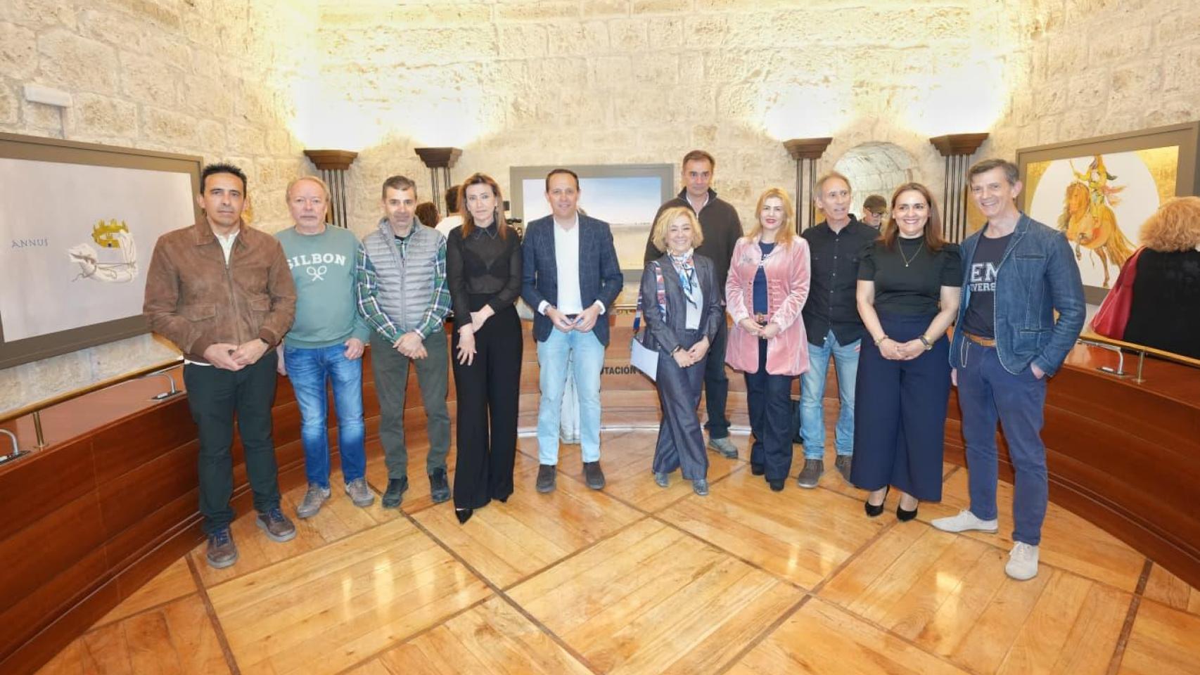Imagen de la presentación de la nueva sala expositiva en el Castillo de Fuensaldaña con la presencia de Conrado Íscar.