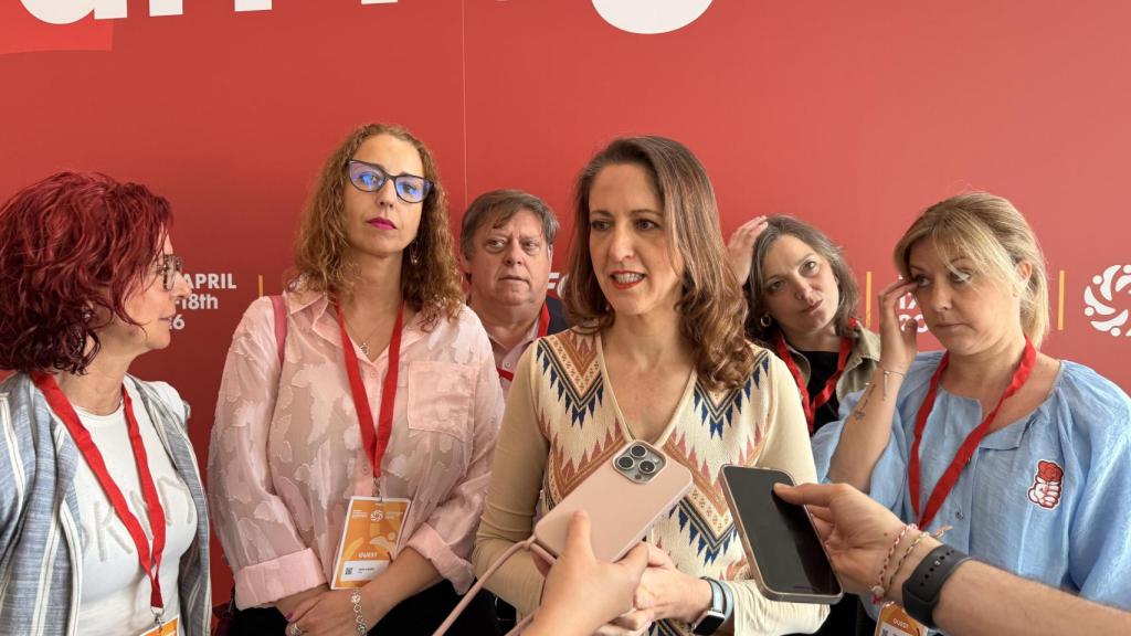 Cristina Maestre junto a parte de la delegación del PSOE de Castilla-La Mancha en la cumbre progresista que se celebra en Barcelona.
