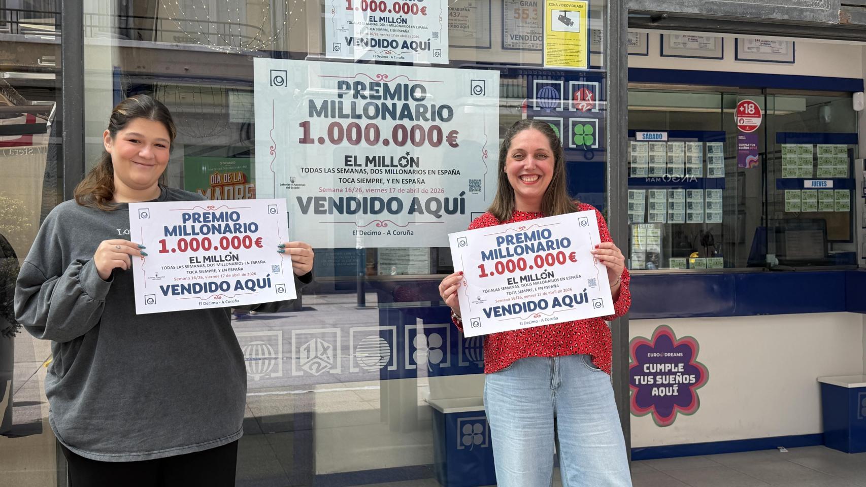 Imagen de las responsables de la administración con el cartel.