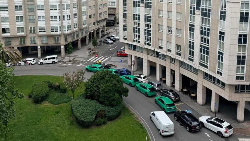 Imagen de los vehículos VTC estacionados en Matogrande.