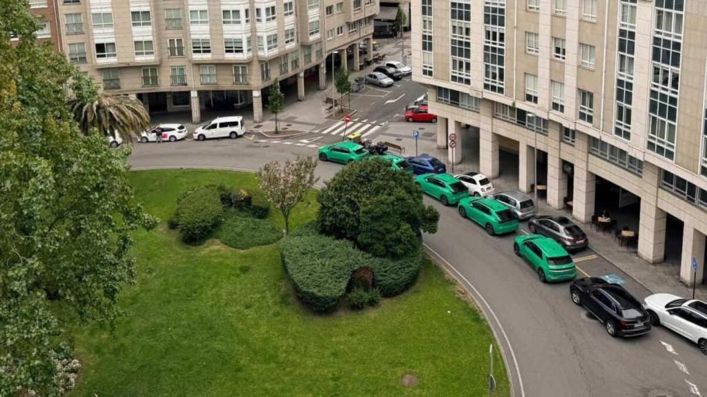 Otra imagen de los vehículos VTC estacionados en Matogrande.