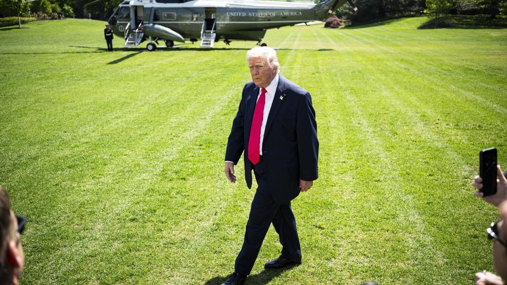 Donald Trump en los jardines de la Casa Blanca, el jueves, tras regresar de su viaje a Las Vegas.