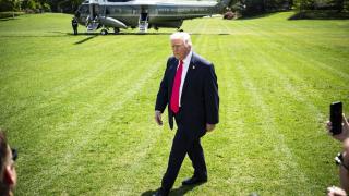 Donald Trump en los jardines de la Casa Blanca, el jueves, tras regresar de su viaje a Las Vegas.