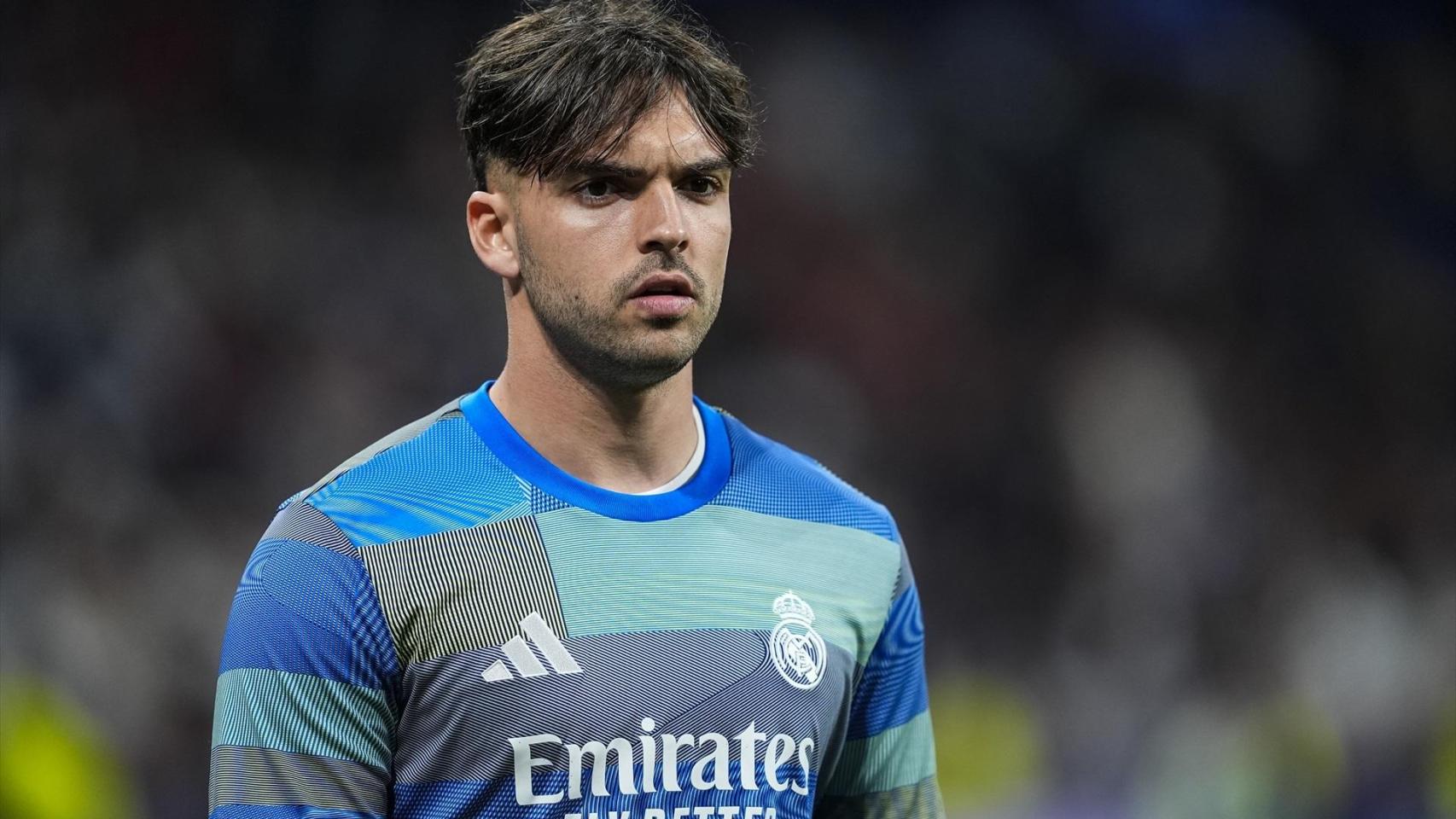 Raúl Asencio, en el calentamiento previo al partido contra el Benfica en Champions.