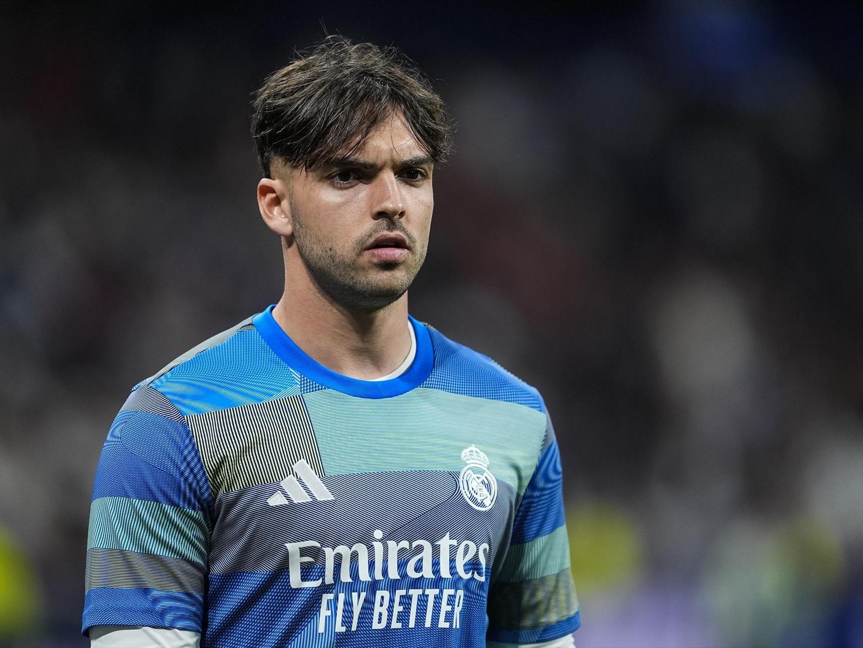 Raúl Asencio, en el calentamiento previo al partido contra el Benfica en Champions.