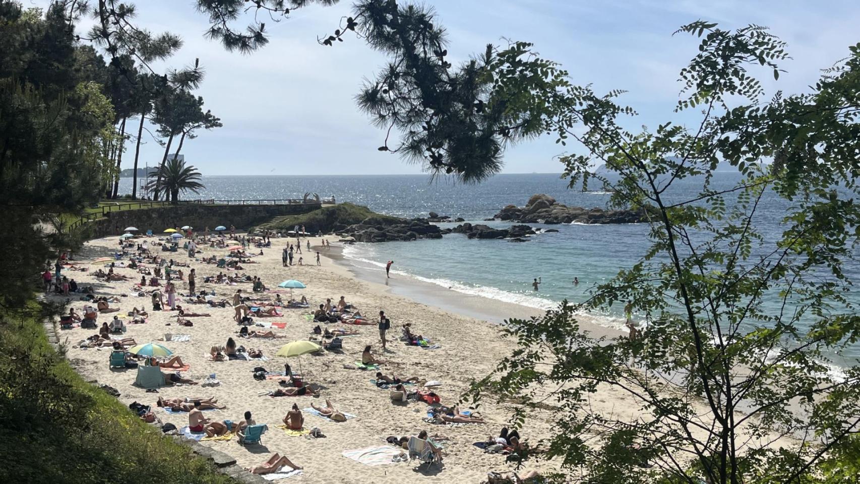 El buen tiempo llena las playas de Vigo y su área