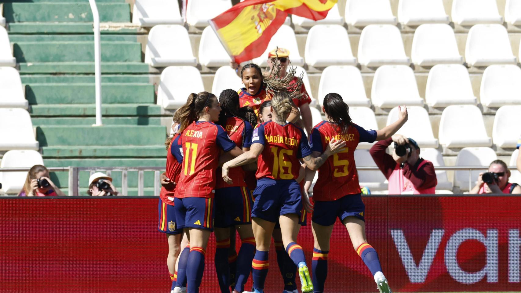 Edna Imade celebra con sus compañeras el primer gol en el partido ante Ucrania.