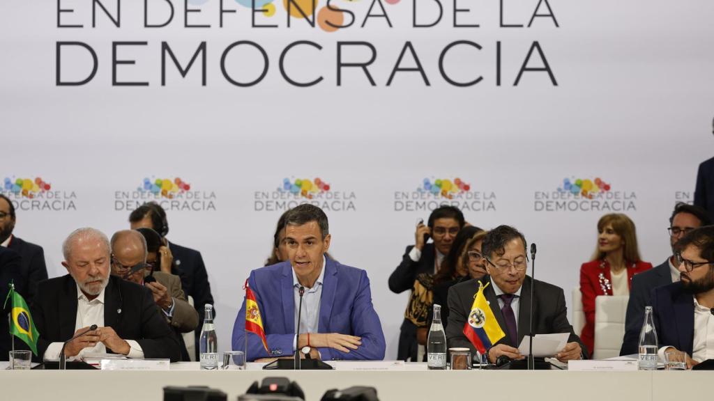 Pedro Sánchez, entre Lula da Silva (Brasil) y Gustavo Petro (Colombia), este sábado durante la IV Reunión en Defensa de la Democracia celebrada en Barcelona.