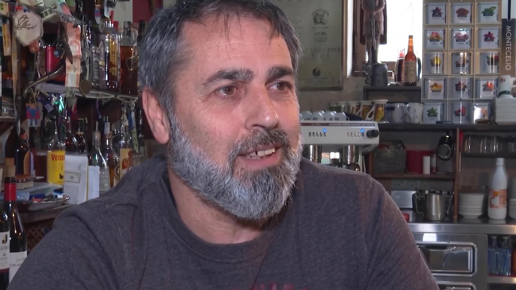 Fernando, el dueño de un bar que prohíbe los pagos con tarjeta: Me llevo una comisión, al banco no le doy ni un duro