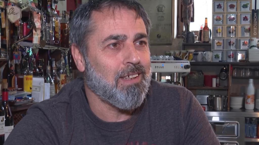 Fernando, el dueño de un bar que prohíbe los pagos con tarjeta: Me llevo una comisión, al banco no le doy ni un duro