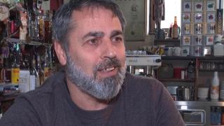 Fernando, el dueño de un bar que prohíbe los pagos con tarjeta: Me llevo una comisión, al banco no le doy ni un duro