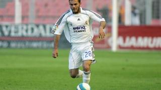 Juan Mata conduce el balón durante un partido con el Real Madrid.