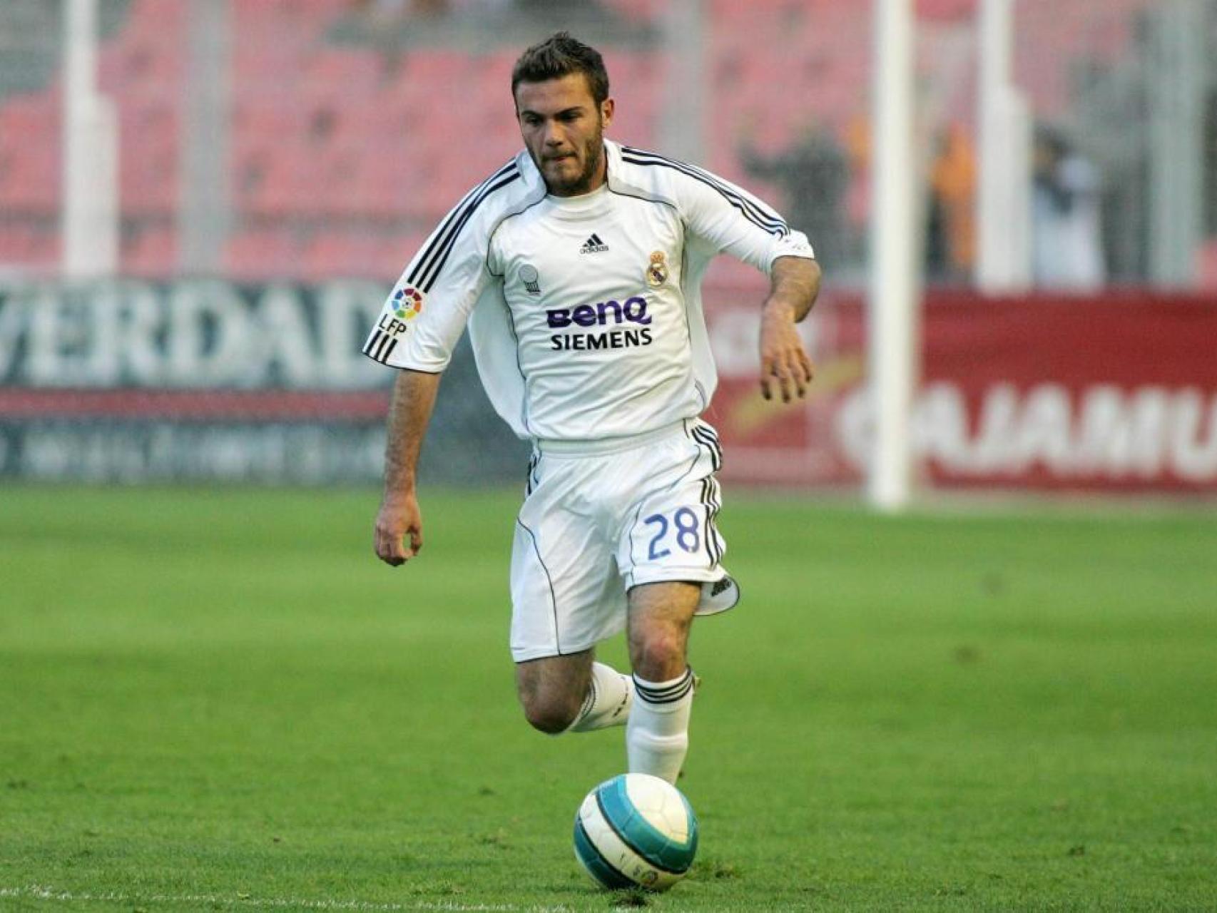 Juan Mata conduce el balón durante un partido con el Real Madrid.