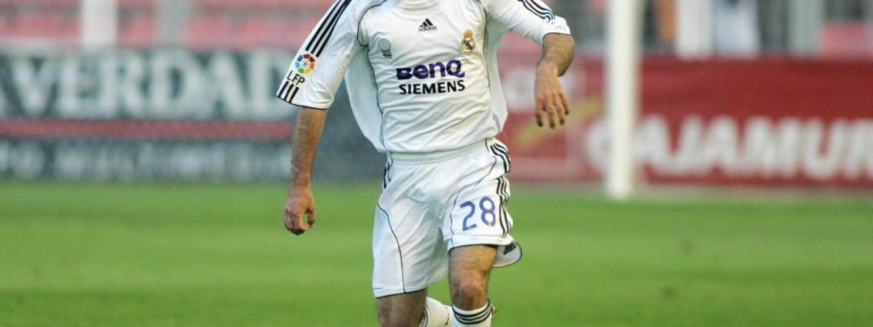 Juan Mata conduce el balón durante un partido con el Real Madrid.