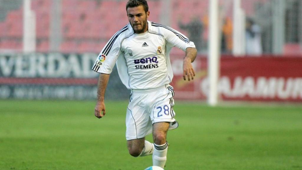 Juan Mata conduce el balón durante un partido con el Real Madrid.