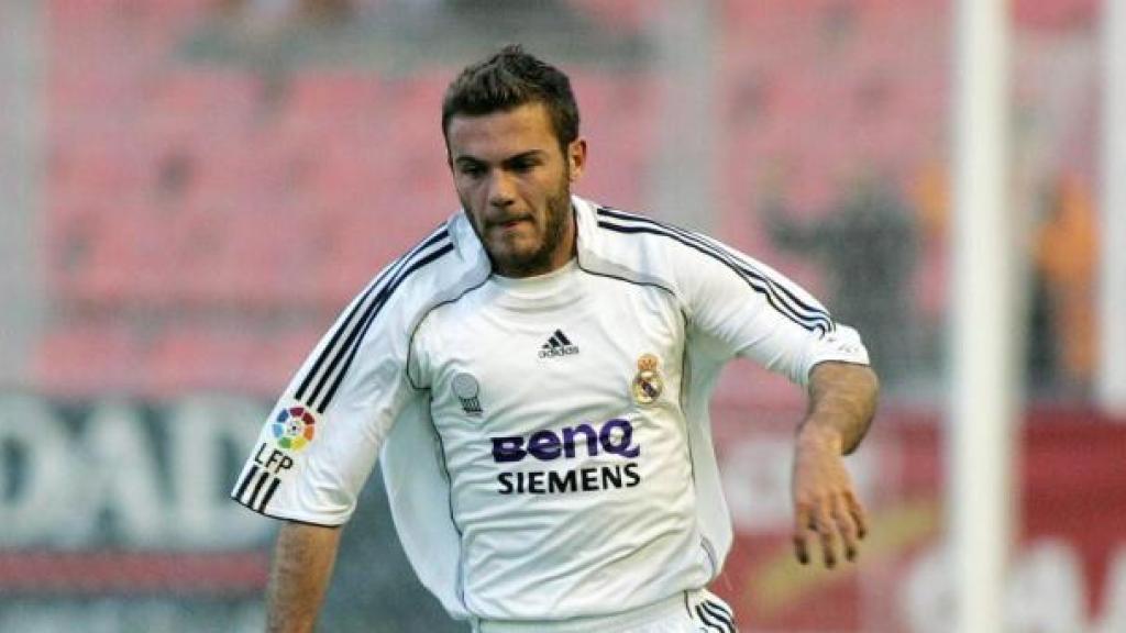 Juan Mata conduce el balón durante un partido con el Real Madrid.