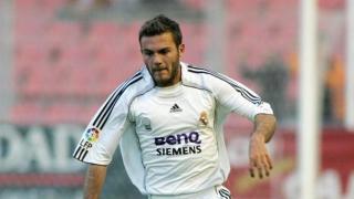 Juan Mata conduce el balón durante un partido con el Real Madrid.
